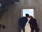 Giovanna Antonelli beija marido em viagem a Portugal