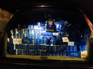 Carro apreendido transportava 25 caixas de cigarros contrabandeados (Foto: Divulgação/PRE)