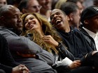 Beyoncé e Jay-Z se divertem em jogo de basquete nos Estados Unidos