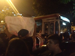 Às 20h20, os manifestantes invadiram a Avenida Visconde do Rio Branco, no Centro (Foto: Luís Bulcão/ G1)