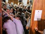 Polícia barra entrada de estudantes no plenário da Assembleia de SP