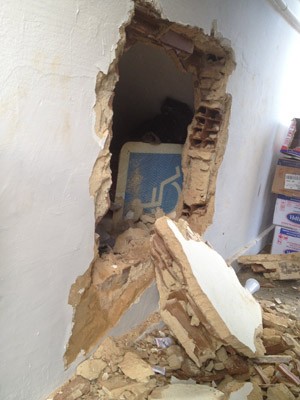 Bandidos entraram por buraco feito na parede, desarmaram alarmes e arrombaram cofre central da agência (Foto: Walter Paparazzo/G1)