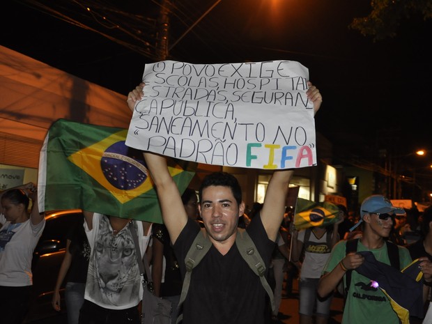 Manifestação em Cuiabá - 02 (Foto: Dhiego Maia/G1)