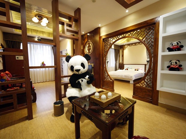 Funcionário vestido de panda apresenta o hotel temático sobre o urso na China (Foto: Reuters/China Daily )