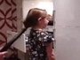 Pai cria técnica para prender cabelo da filha usando aspirador de pó