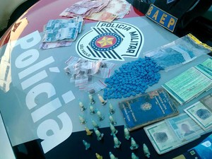 Polícia apreende 600 comprimidos de droga sintética e detém casal em Campinas (Foto: Imprensa/ Baep )