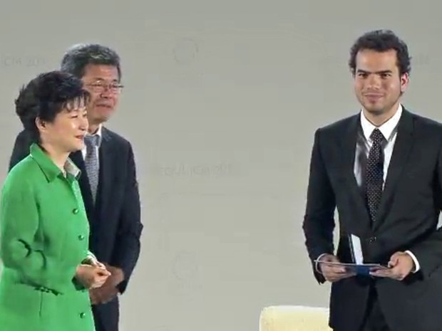 Artur Ávila recebe a Medalha Fields em cerimônia de premiação em Seul (Foto: Reprodução/EBS)