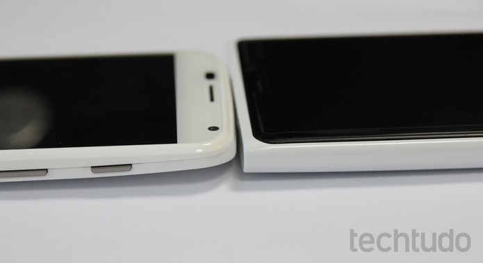 Comparação entre Moto X e Lumia 920: mesmo com tela maior, o smartphone da Motorola é menor (Foto: Elson de Souza/TechTudo) Comparação entre Moto X e Lumia 920: mesmo com tela maior, o smartphone da Motorola é menor (Foto: Elson de Souza/TechTudo)