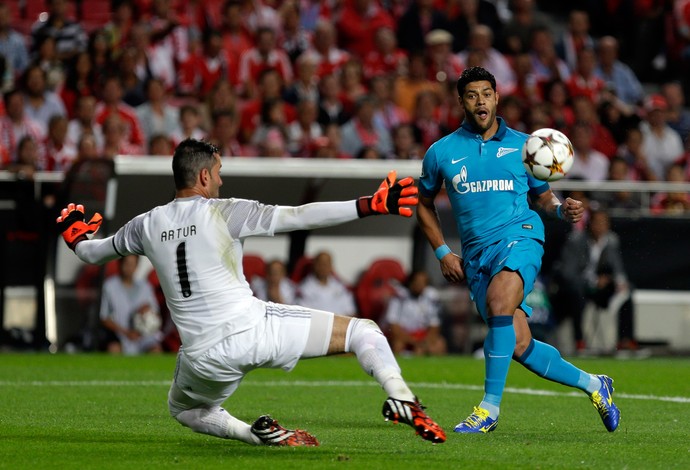 Benfica x Zenit - Hulk chuta e marca gol contra o Benfica (Foto: AP)