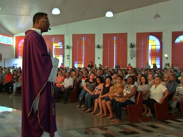 Cerca de 2 mil fiéis participaram de celebração em Várzea Grande (Foto: Reprodução/ TVCA)