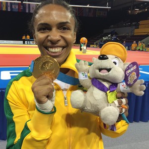 Erika Miranda é só alegrias com sua medalha de ouro no Pan (Foto: GloboEsporte.com)