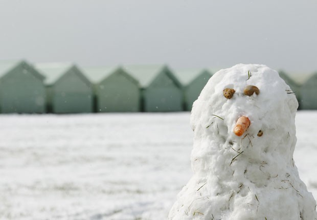Boneco de neve foi fotografado no dia 12 de março perto de praia em Brighton, na Inglaterra (Foto: Luke MacGregor/Reuters)