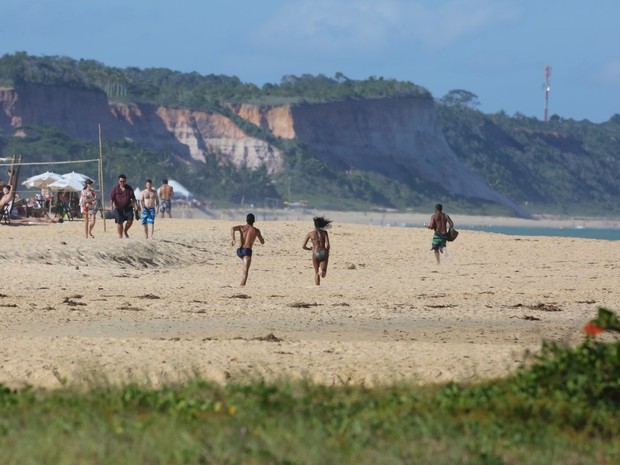 Naomi Campbell corre atrás de paparazzo em praia em Trancoso, na Bahia (Foto: Delson Silva/ Ag. News)