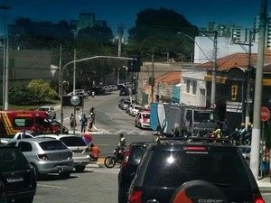 Moto e caminhão que transportava presos bate em Taubaté (Foto: Vanguarda Repórter/Igor Monteiro)
