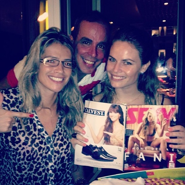 Ex-BBBs Fani dá sua revista para a amiga Natalia (Foto: Instagram/ Reprodução)