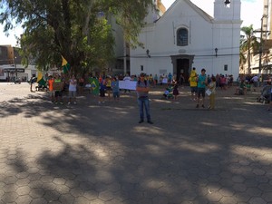 Em Rio Grande, cerca de 100 pessoas estão reunidas no largo doutor Pio, no calçadão da cidade (Foto: Mauricio Gasparetto/ G1)