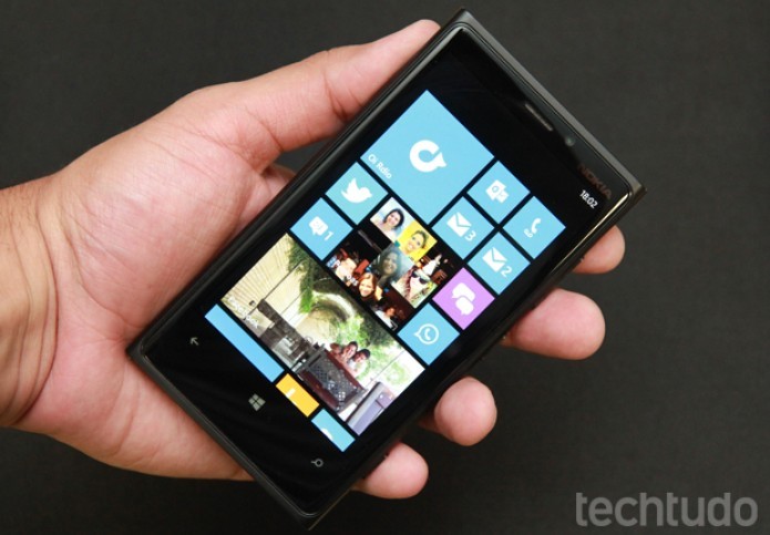 O Windows Phone 8 é um sistema bonito e fácil de operar no Lumia 920 (Foto: Allan Melo / TechTudo) O Windows Phone 8 é um sistema bonito e fácil de operar no Lumia 920 (Foto: Allan Melo / TechTudo)