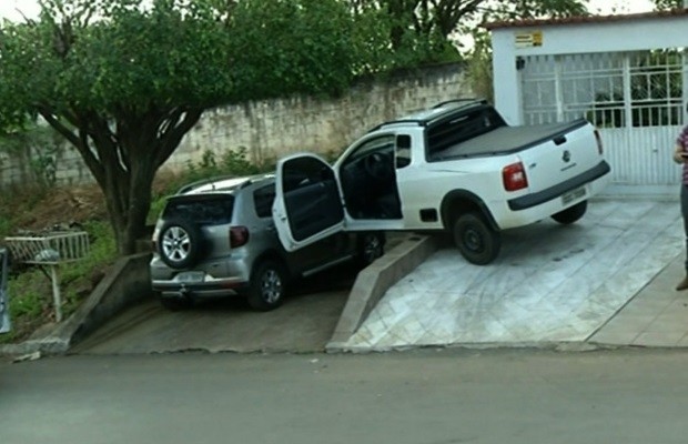 Carro roubado fica 'escorado' após acidente, e suspeitos são detidos em Goiás (Foto: Reprodução/TV Anhanguera)