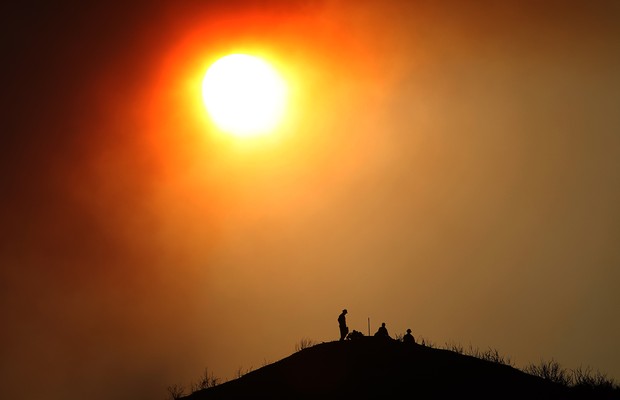 Pôr do sol em maio, após dia de fortes incêndios florestais na Califórnia (Foto: David McNew/Getty Images)