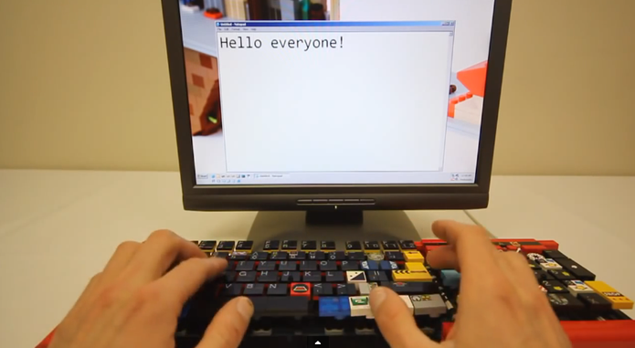 Criador "pro" exibe em vídeo teclado em funcionamento (Foto: Reprodução/YouTube)