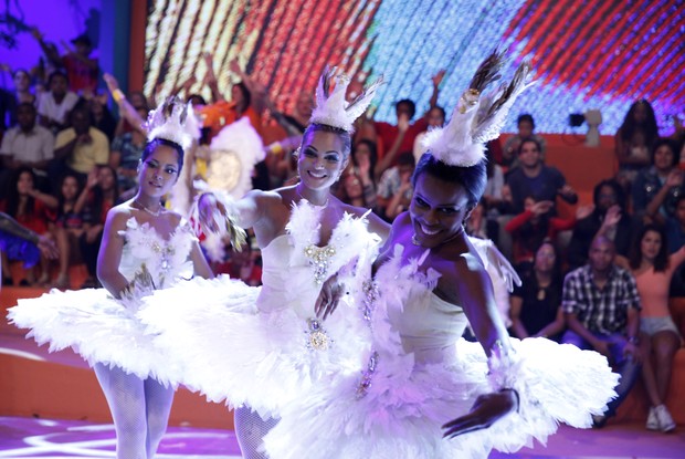 Elenco do Esquenta! vestido de Cisne Negro (Foto: Rede Globo/Divulgação) Elenco do Esquenta! vestido de Cisne Negro (Foto: Rede Globo/Divulgação)