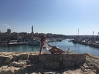 Sabrina Sato posa de pernas de fora em viagem ao Líbano