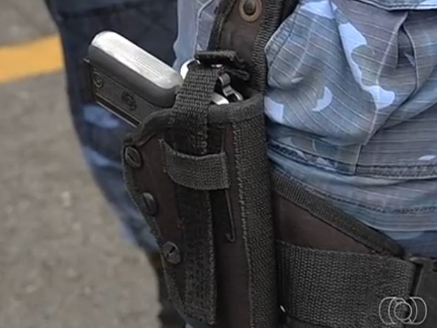 Armas usadas por GCMs foram doadas pela Polícia Civil de Brasília (Foto: Reprodução/TV Anhanguera)