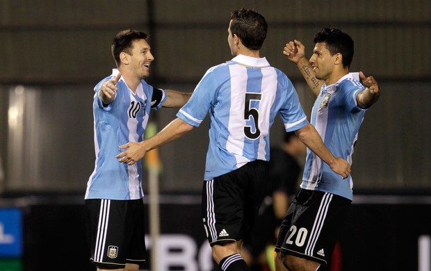 Messi, Fernando Gago e Sergio Aguero gol Argentina x Paraguai (Foto: Reuters)