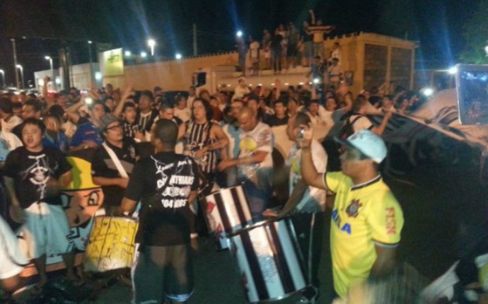 Torcida chegada do Corinthians a Cuiabá (Foto: Diego Ribeiro)