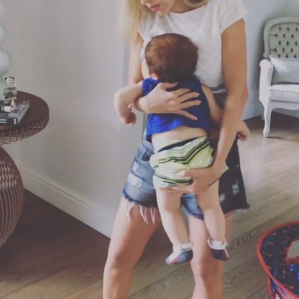 Adriana Sant&#39;Anna amamenta o filho em pé (Foto: Reprodução/Instagram)