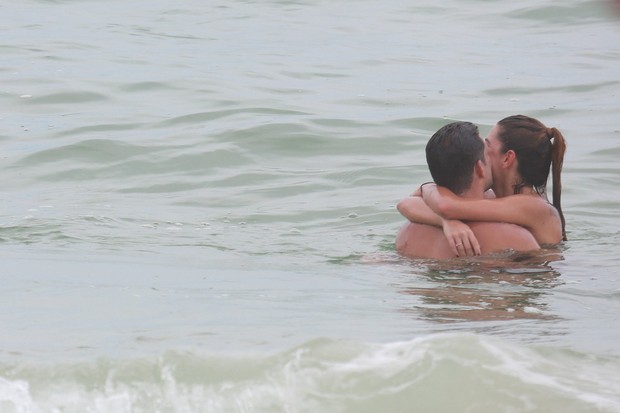 Mariana Goldfarb, namorada de Cauã Reymond, manda beijinho direto da Austrália (Foto: Delson Silva/Agnews)