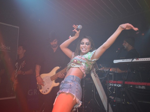 Alinne Rosa em show em Salvador, na Bahia (Foto: Felipe Souto Maior/ Ag. News)