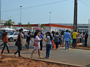 ENEM 2015 - SÁBADO (24) - RIO BRANCO (AC) - Estudantes chegam cedo para garantir horário do Enem no Acre (Foto: Yuri Marcel/G1)