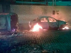 Carros foram incendiados nas ruas de Amargosa (Foto: Marcello Dial / Voz da Bahia)