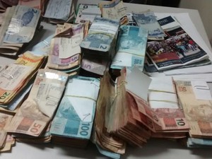 Com suspeitos de furto a PM encontrou cerca de R$ 90 mil (Foto: Luis Ernandes/Divulgação)