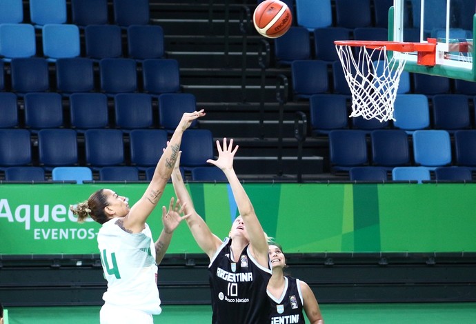 Erika anotou 14 pontos e reinou no garrafão na partida do Brasil contra a Argentina no evento-teste de basquete (Foto: Roberta Rodrigues)