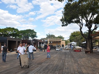 Largo dos Chefs começa a ser montado em Tiradentes (Foto: Cíntia Paes/G1)