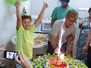 A festa de Marlon teve direito até a 'vela explosiva' (Foto: Malhação / TV Globo)