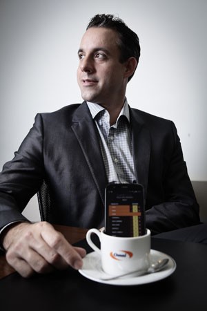 Ao lado de copeiras e Rodrigo Del Carlos, diretor de inovação da Omni Financeira, que, para fomentar inovação, implantou apps até para pedir cafézinho. (Foto: Caio Kenji/G1)