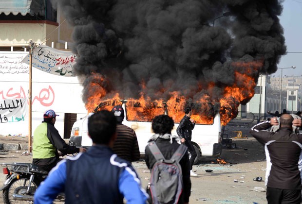 Veículo é incendiado durante protestos em Port Said neste sábado (26) (Foto: AFP)