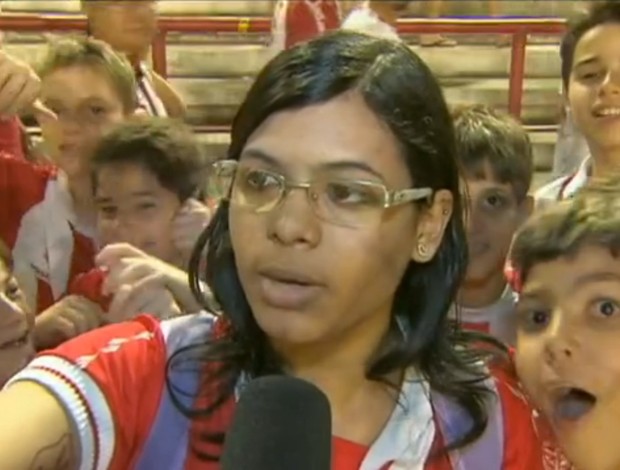 Ivana Albuquerque, torcedora do Náutico que colocou faixa de protesto (Foto: Reprodução SporTV)