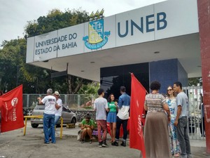 Professores e estudantes fazem protesto em frente a Uneb, no cabula  (Foto: Murilo Bereta)
