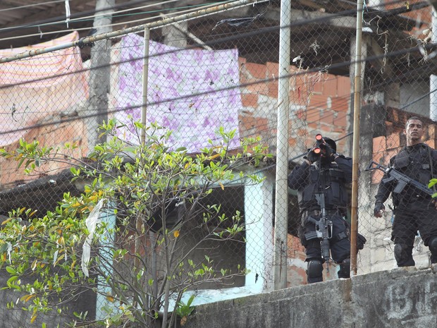 Policiais do Bope, Choque, BAC e GAM atuam na comunidade (Foto: Alexandre Cassiano / Agência O Globo)