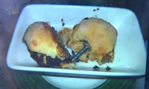 Cliente encontrou parafuso em sanduíche da rede Applebee’s (Foto: Reprodução/Twitter/News Addicted)