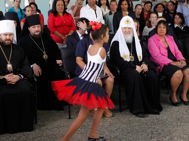 Patriarca Kirill visita escola para crianças com deficiência durante sua visita a Cuba  (Foto: AFP Photo/Pool/Ernesto Mastrascusa)