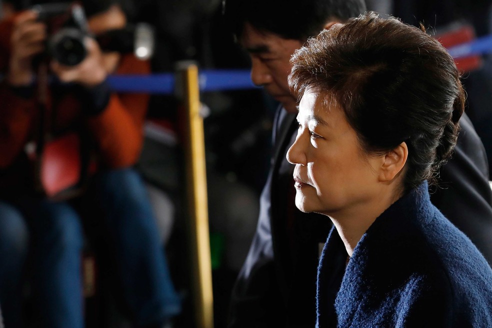 A líder sul-coreana deposta Park Geun-hye chega à sede da procuradoria, em Seul, para depor (Foto: Kim Hong-ji/Pool AP)