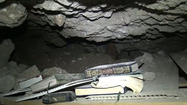Centenas de metros de túneis subterrâneos usados por militantes do autodenominado Estado Islâmico na cidade de Sinjar foram descobertos por forças curdas (Foto: BBC)