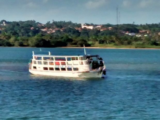 Lancha foi resgatada por outra embarcação (Foto: Reprodução/TV Sergipe)