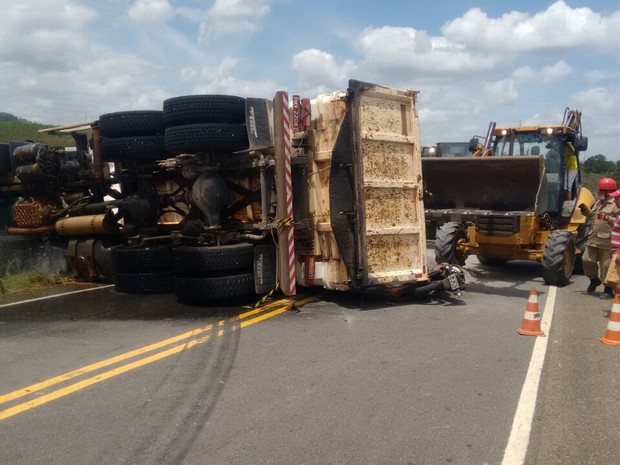 Acidente com caminhões e moto entre Alagoinha e Cuitegi deixou mortos (Foto: Volney Andrade/TV Cabo Branco)