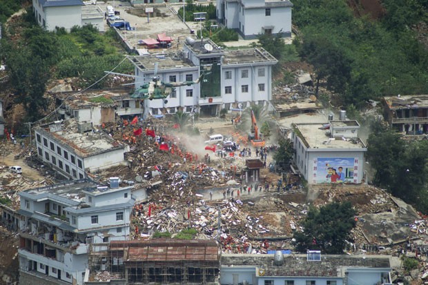 Casas foram danificadas após terremoto na China (Foto: Reuters)